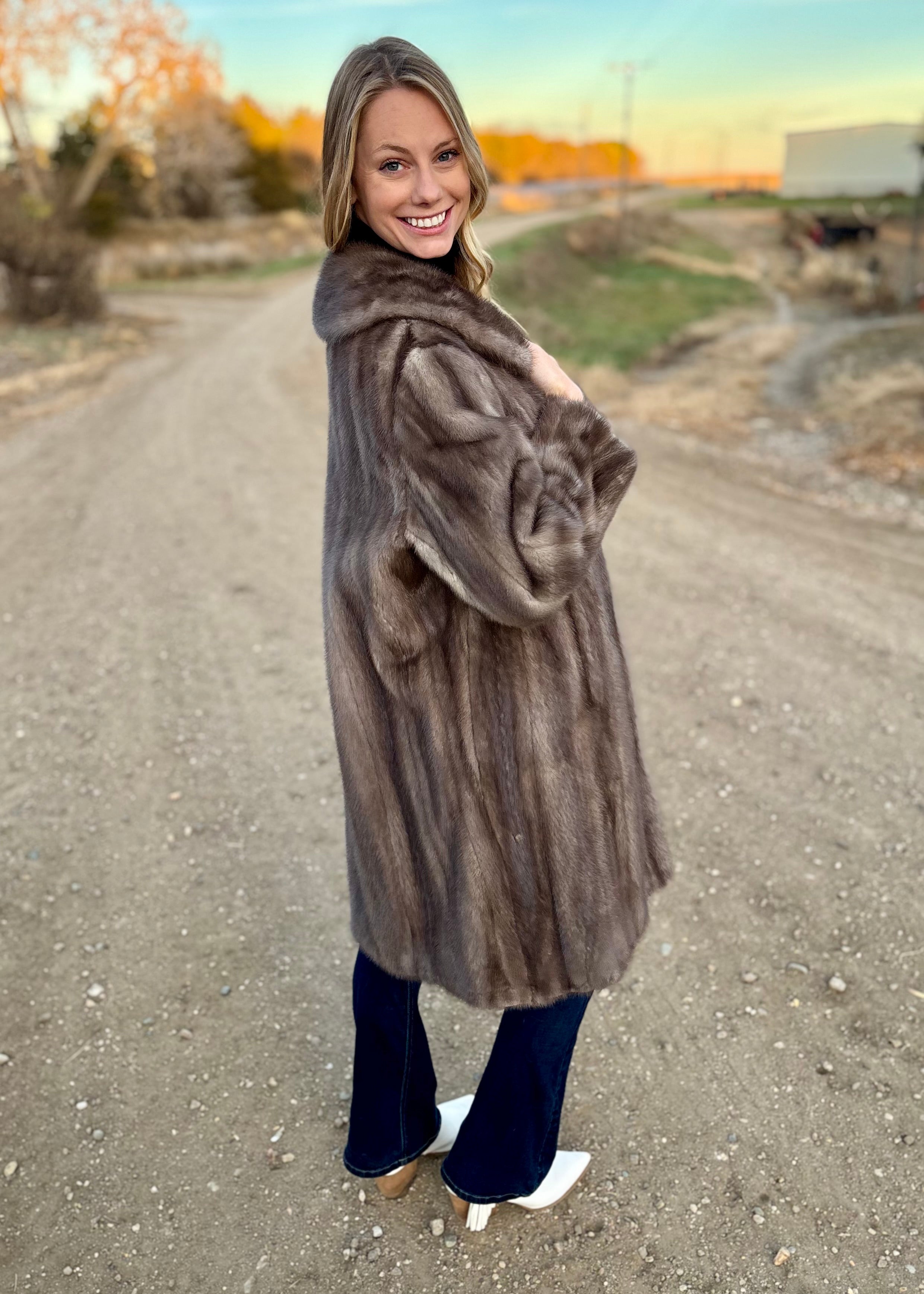 Sz XL Genuine Blue Iris Mink Coat – Dakota Darling