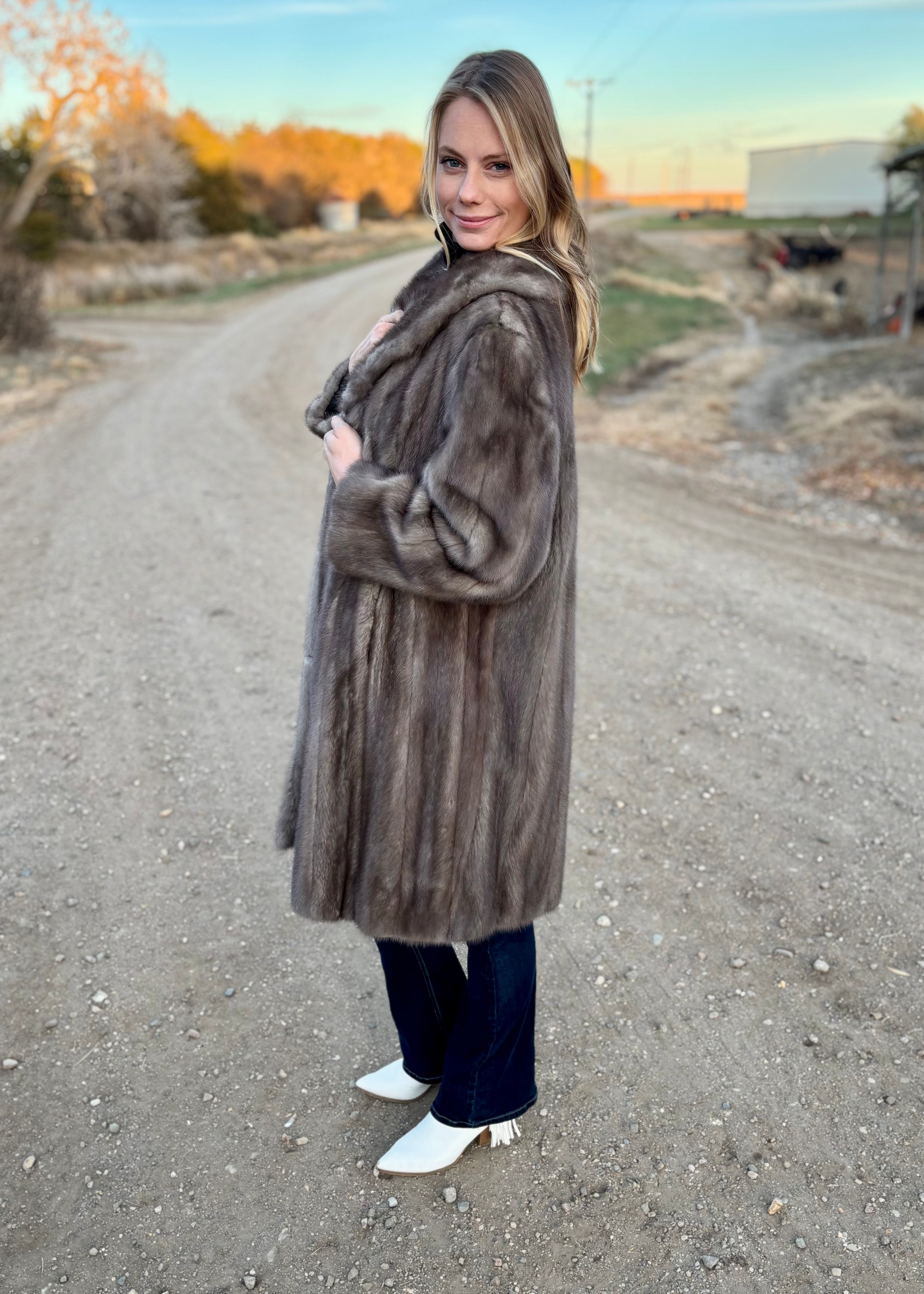 【minkプロフ必須】 Sz XL Genuine Blue Iris Mink Coat – Dakota Darling Furs